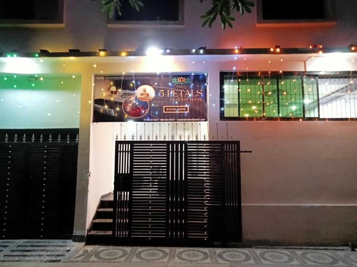 5 Petals Hotel Benares Buitenkant foto